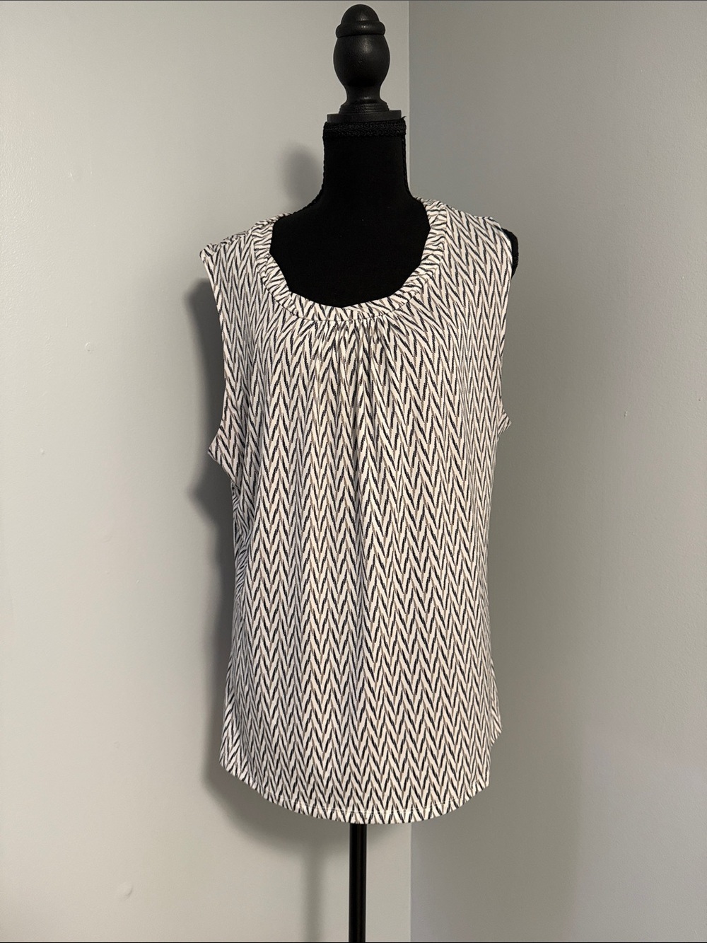 Ann Taylor Black and White Chevron Sleeveless Tank